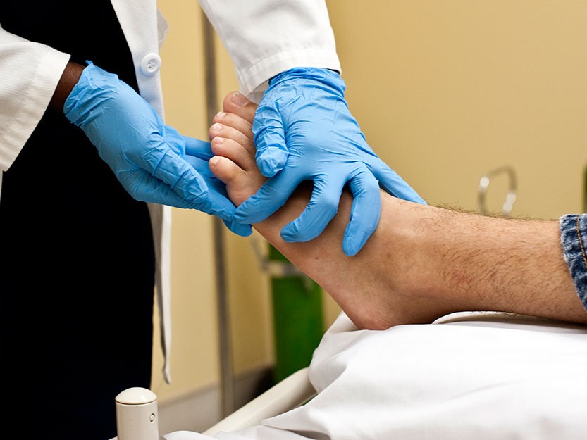 Illustration showing common wound care myths versus facts for better healing.
